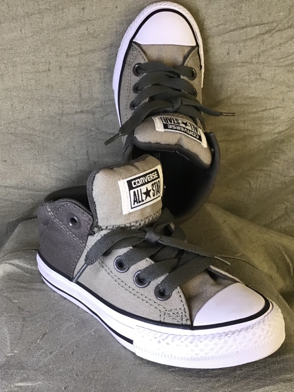 NWOT Converse Kids Chuck Taylor All Star Axel Mid Top Sneakers Sz 11 ( Kids)